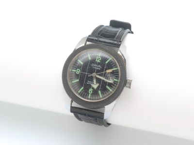 une montre noire avec des chiffres verts sur un cadran blanc