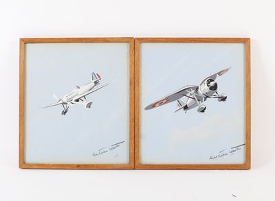deux photos encadrées représentant un petit avion accrochées au mur