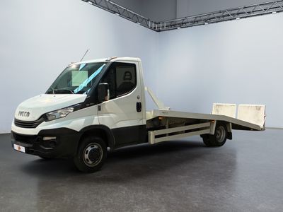 une photo d'un camion blanc à plateau dans une pièce