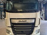une photo d'un camion blanc garé dans un garage