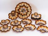 plusieurs pièces de poterie posées sur une table