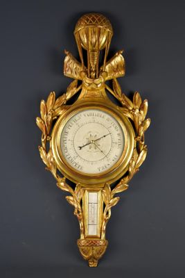 une horloge en or sur le mur avec un oiseau dessus