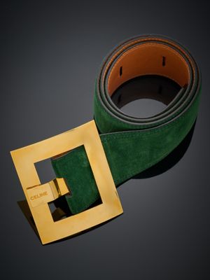 ceinture verte avec une boucle dorée sur fond noir