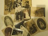 de nombreuses vieilles photos accrochées au mur de cette pièce