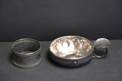 une tasse en argent et une cuillère en argent posées sur une table