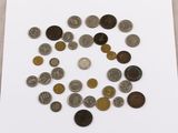 une photo d'une photo montrant des pièces de monnaie posées sur une feuille de papier