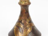 un vase marron orné d'un décor doré