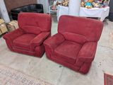 deux chaises rouges qui se trouvent dans une pièce