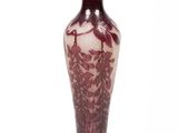 un vase orné d'un motif rouge et blanc
