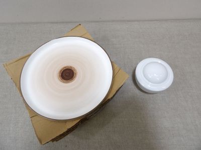 un bol blanc et une tasse blanche posés sur une table
