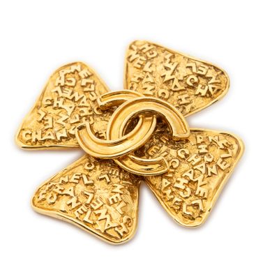 une image représentant une croix en or ornée d'un nœud