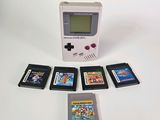 une Game Boy avec quatre cartouches de jeu et un étui à jeux