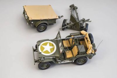 deux véhicules militaires miniatures posés l'un à côté de l'autre