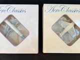 Deux paquets de cigarettes sont posés sur une surface noire.