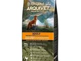 une image représentant un sac de croquettes pour chien sur lequel est assis un chien