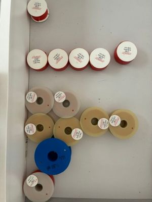 de nombreux rouleaux de ruban adhésif et bobines de fil accrochés au mur