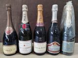 plusieurs bouteilles de vin sont alignées sur une table