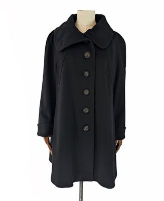un manteau noir sur un mannequin mannequin mannequin mannequin mannequin mannequin mannequin mannequin mannequin mannequin