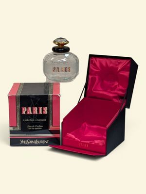 l'image d'un flacon de parfum à côté d'une boîte de parfum