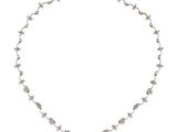 un collier en or blanc et diamants sur fond blanc