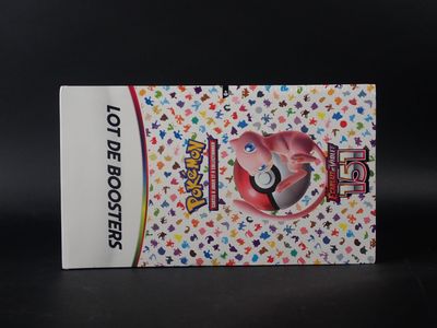 un gros plan sur une boîte de cartes à collectionner Pokémon posée sur une table