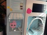 un distributeur automatique dans lequel se trouve une peluche