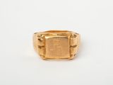une image représentant une bague-sceau en or avec un sceau carré au centre