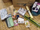 beaucoup d'objets posés par terre à côté d'une boîte