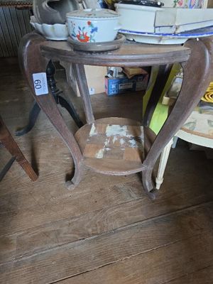 une petite table sur laquelle est posé un bol