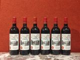 six bouteilles de vin rouge sont alignées sur une table