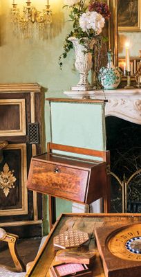 une pièce avec une cheminée et une table sur laquelle se trouve une horloge