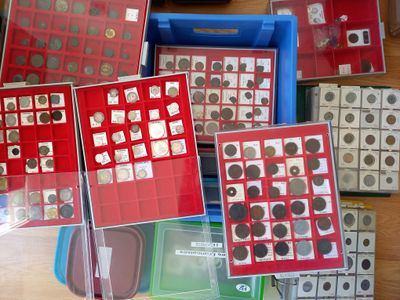 tout un tas de pièces de différentes sortes sur la table