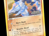 un gros plan d'une carte Pokémon sur laquelle figure l'image d'un cheval