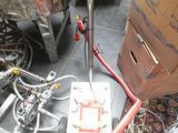 une machine posée sur le sol à côté d'une boîte