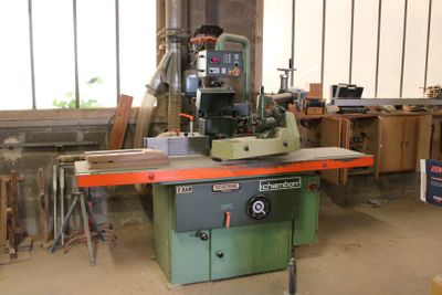 une machine posée sur une table dans une pièce
