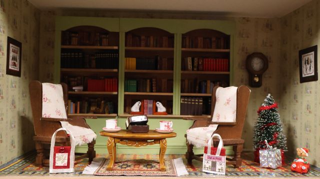 Diorama. Composition miniature, dans une vitrine en bois, vitre e...