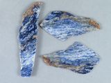 trois morceaux de marbre bleu et blanc posés sur une table
