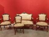 quatre chaises et une table dans une pièce dont l'un des murs est rouge
