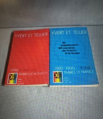 deux livres posés sur une table