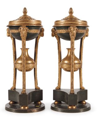 paire d'urnes anciennes en laiton et marbre noir, sur socles