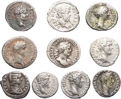 une collection de pièces de monnaie romaines antiques sur fond blanc