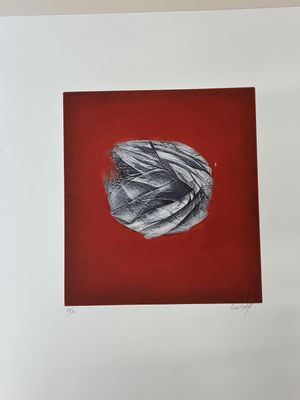 une image représentant un tableau rouge et noir accroché à un mur blanc