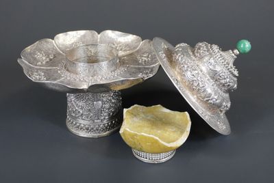 Coupe à beurre couverte en argent repoussé et pierre dure. - Photo 1