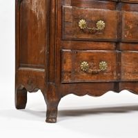 Commode galbée à façade arbalète en noyer mouluré, elle ouvr… (photo 2)