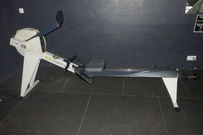 une photo d'un rameur dans une salle de sport