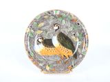 deux oiseaux posés sur une assiette décorée de feuilles
