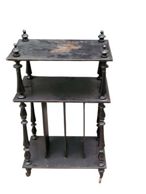 une vieille étagère en métal comportant deux tablettes