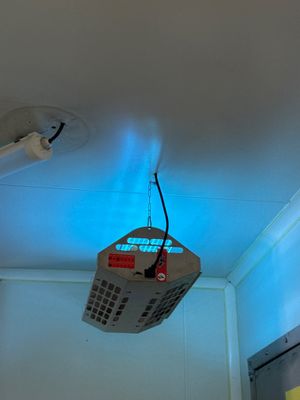 une lumière suspendue au plafond d'une pièce