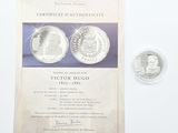 un gros plan sur une feuille de papier sur laquelle repose une pièce de monnaie