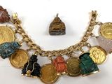 une photo d'un bracelet en or orné de diverses breloques